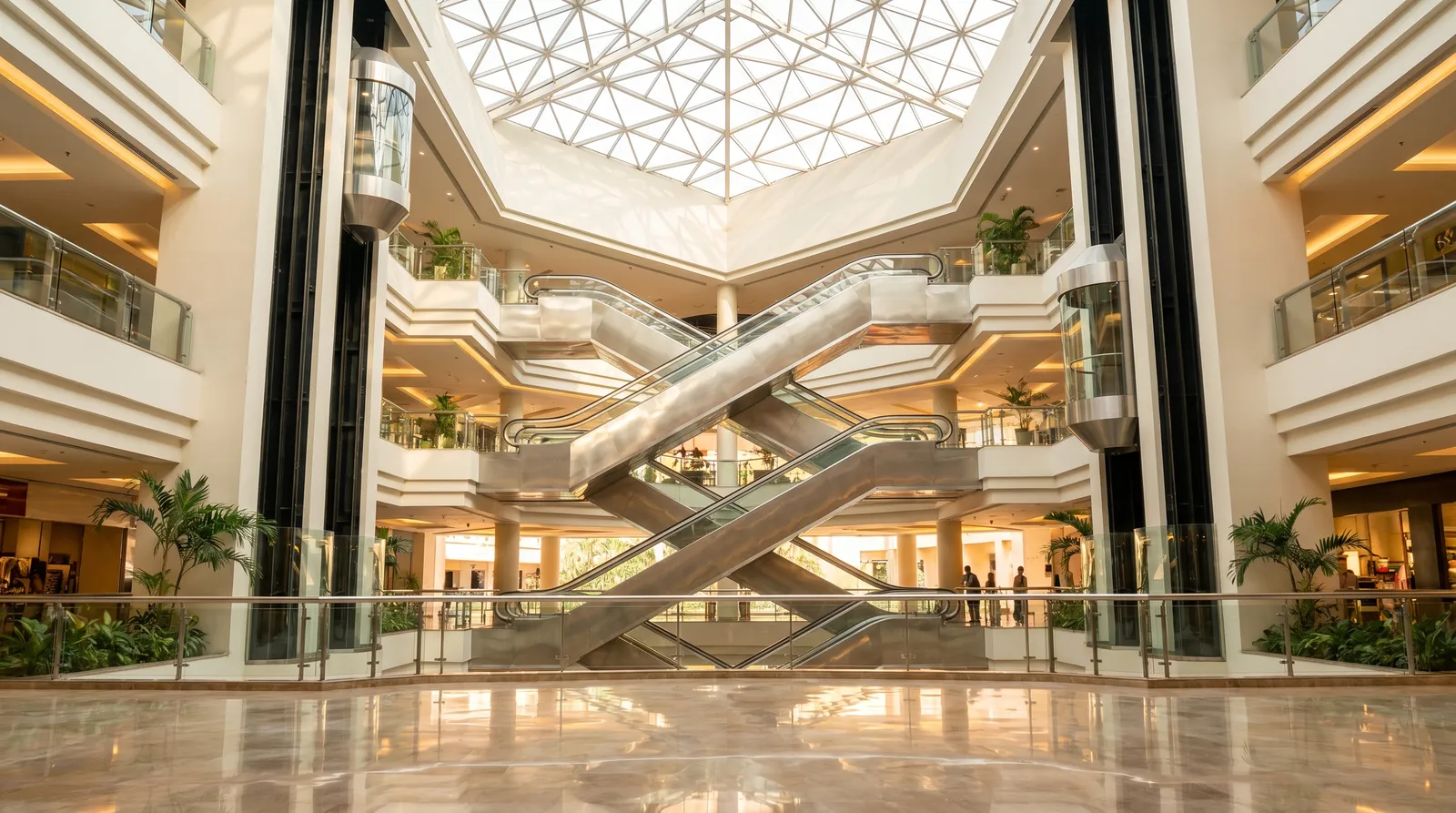 Atrium mal dengan eskalator dan lift panoramik yang dilayani LiftEscalatorIndo